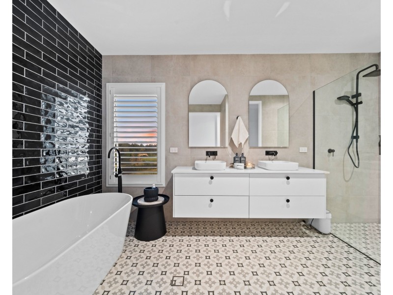 9220 Peter Senior Drive, Hope Island QLD 4212