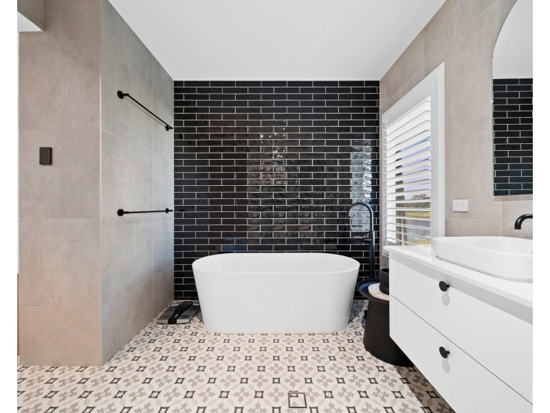 9220 Peter Senior Drive, Hope Island QLD 4212