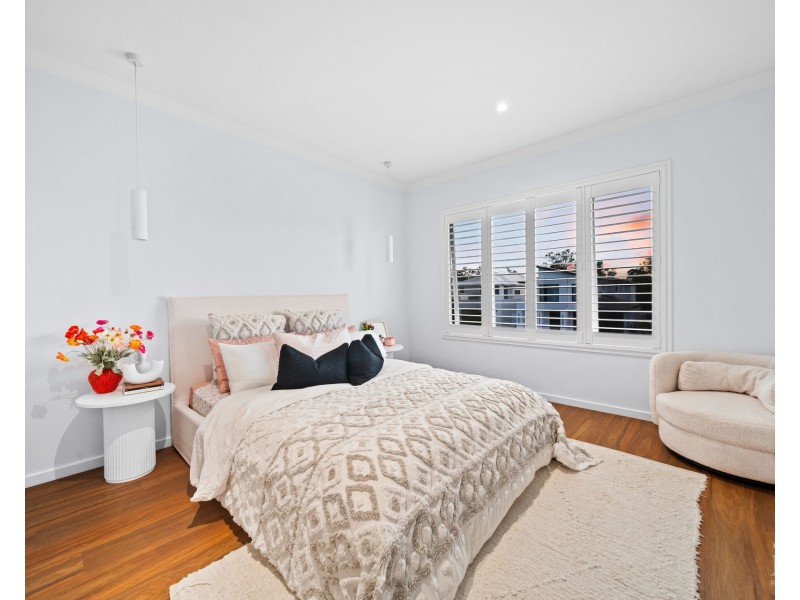 9220 Peter Senior Drive, Hope Island QLD 4212