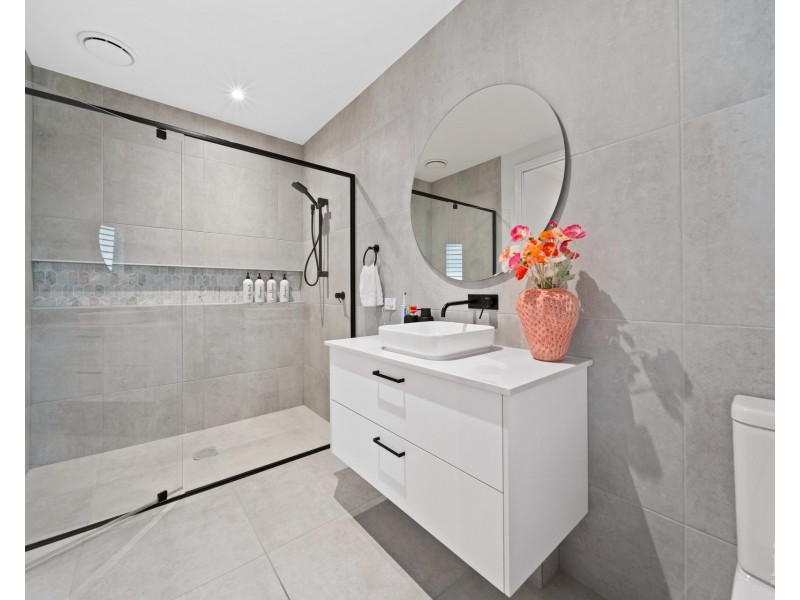 9220 Peter Senior Drive, Hope Island QLD 4212