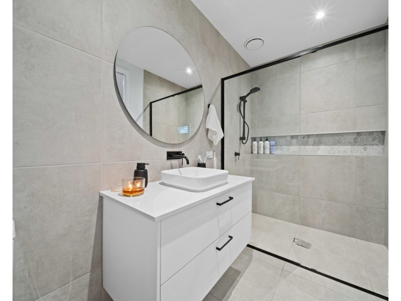 9220 Peter Senior Drive, Hope Island QLD 4212