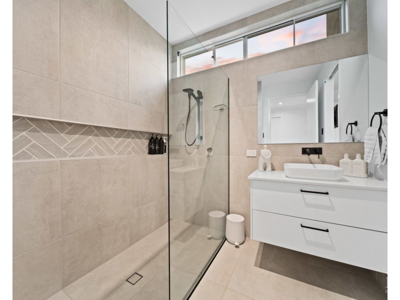 9220 Peter Senior Drive, Hope Island QLD 4212