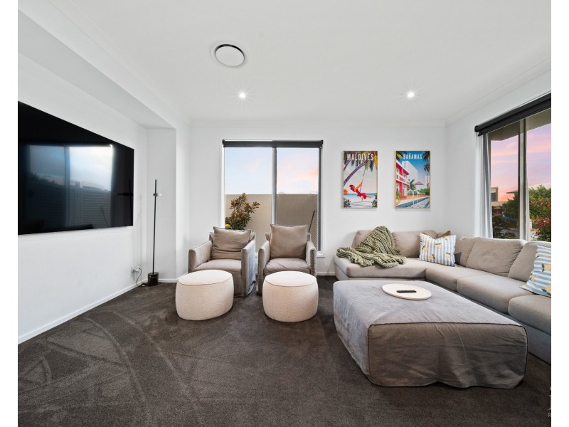 9220 Peter Senior Drive, Hope Island QLD 4212