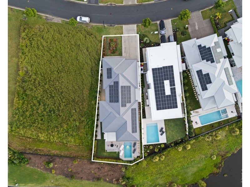 9220 Peter Senior Drive, Hope Island QLD 4212