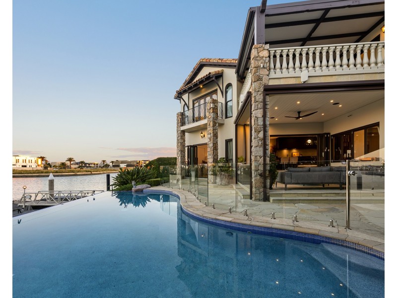 52 Royal Albert Crescent, Sovereign Islands QLD 4216