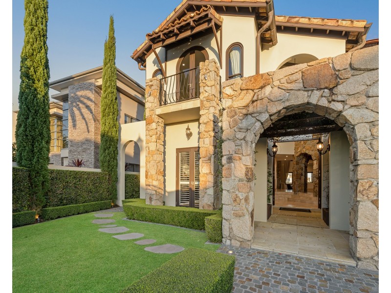 52 Royal Albert Crescent, Sovereign Islands QLD 4216