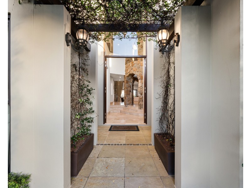 52 Royal Albert Crescent, Sovereign Islands QLD 4216