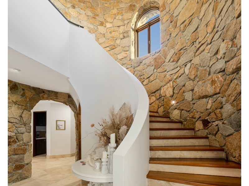 52 Royal Albert Crescent, Sovereign Islands QLD 4216