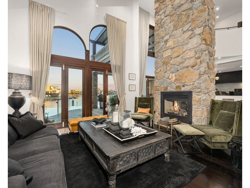 52 Royal Albert Crescent, Sovereign Islands QLD 4216