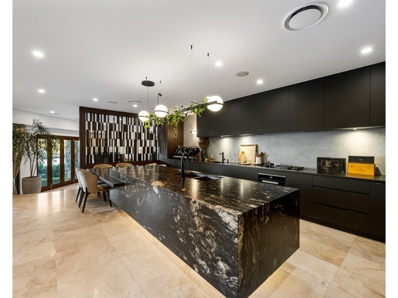 52 Royal Albert Crescent, Sovereign Islands QLD 4216