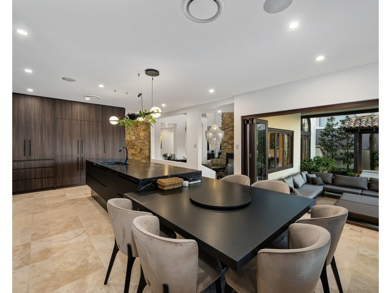 52 Royal Albert Crescent, Sovereign Islands QLD 4216