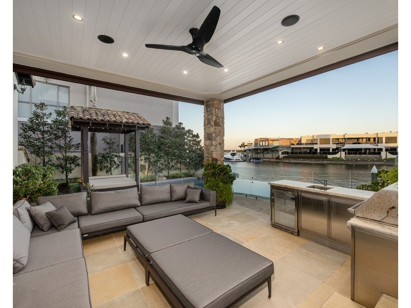 52 Royal Albert Crescent, Sovereign Islands QLD 4216