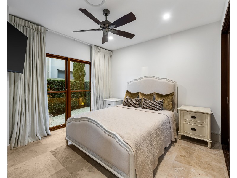 52 Royal Albert Crescent, Sovereign Islands QLD 4216