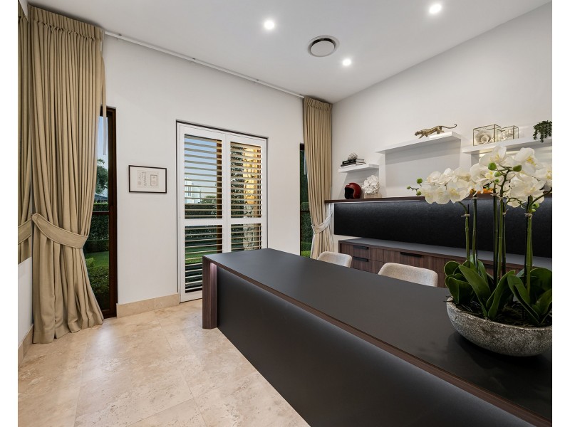 52 Royal Albert Crescent, Sovereign Islands QLD 4216