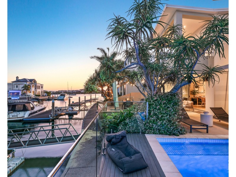 4 Westminster Court, Sovereign Islands QLD 4216