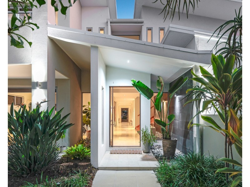 4 Westminster Court, Sovereign Islands QLD 4216