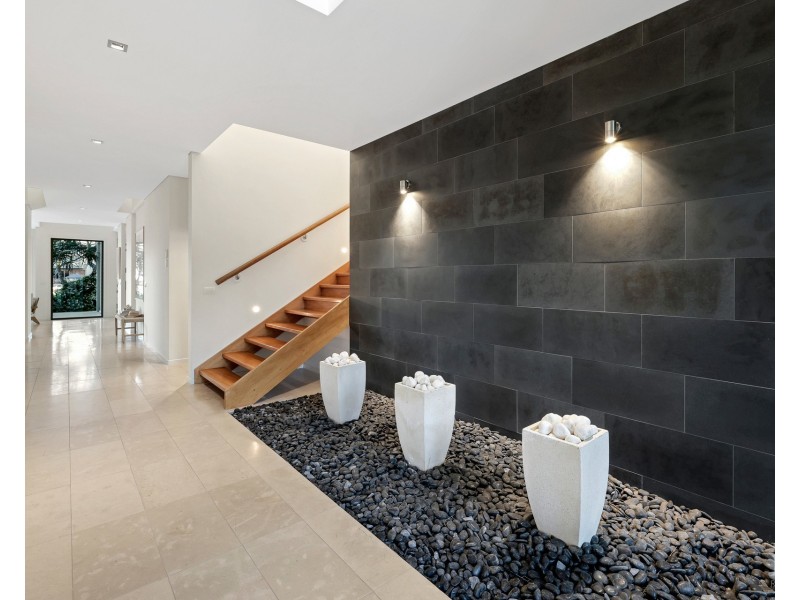 4 Westminster Court, Sovereign Islands QLD 4216