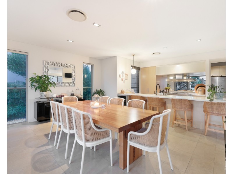 4 Westminster Court, Sovereign Islands QLD 4216