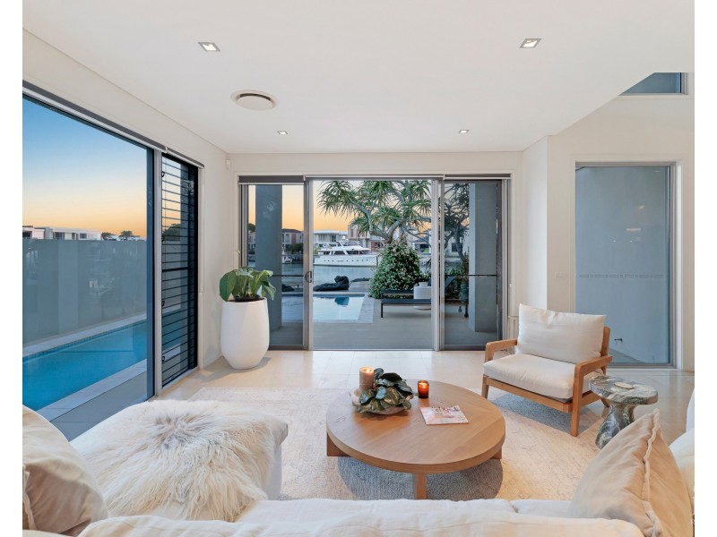 4 Westminster Court, Sovereign Islands QLD 4216