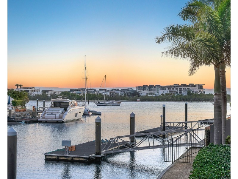 4 Westminster Court, Sovereign Islands QLD 4216