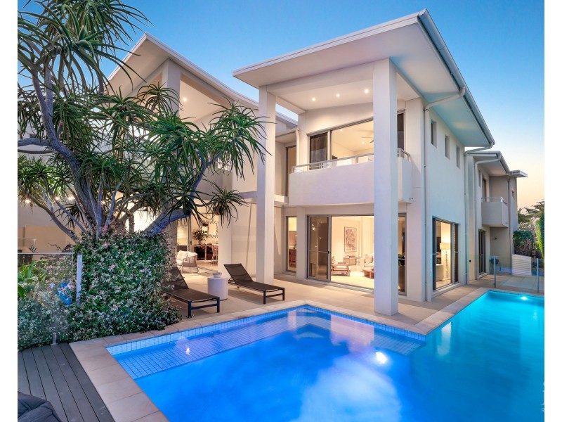 4 Westminster Court, Sovereign Islands QLD 4216