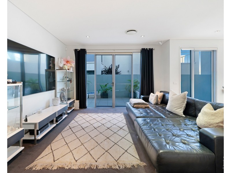 4 Westminster Court, Sovereign Islands QLD 4216