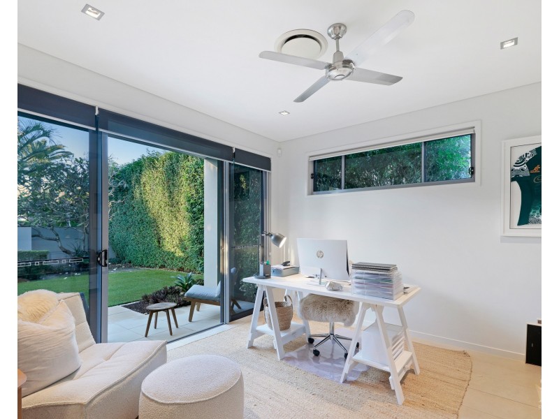 4 Westminster Court, Sovereign Islands QLD 4216