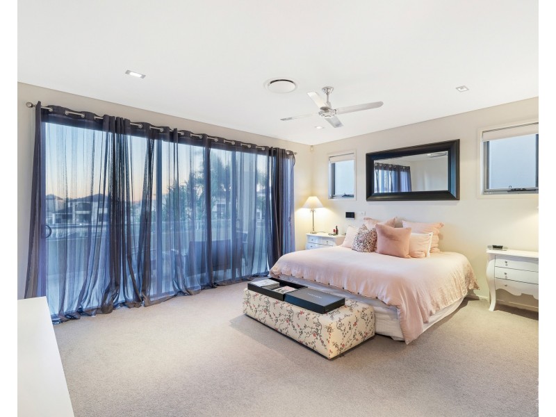 4 Westminster Court, Sovereign Islands QLD 4216