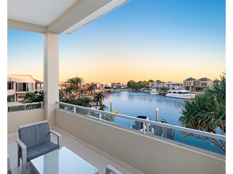 4 Westminster Court, Sovereign Islands QLD 4216