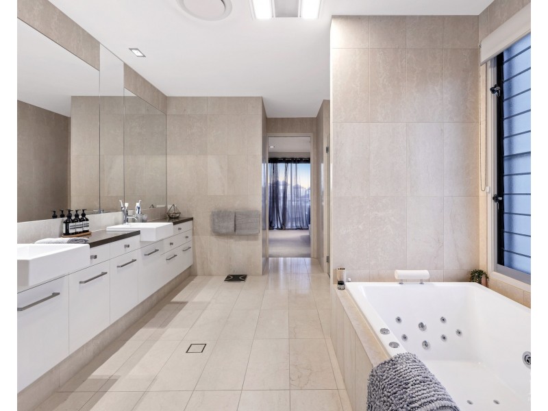 4 Westminster Court, Sovereign Islands QLD 4216