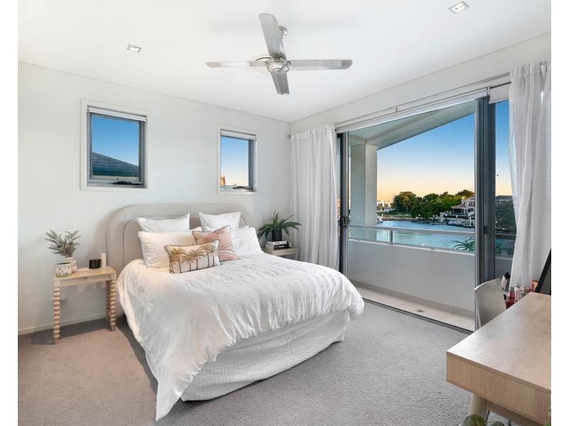 4 Westminster Court, Sovereign Islands QLD 4216