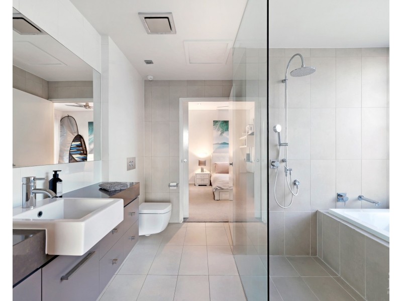 4 Westminster Court, Sovereign Islands QLD 4216