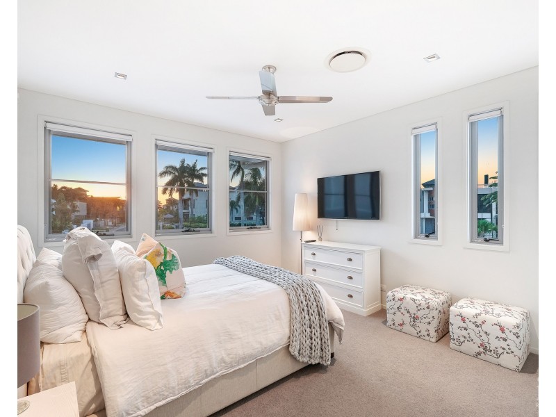 4 Westminster Court, Sovereign Islands QLD 4216