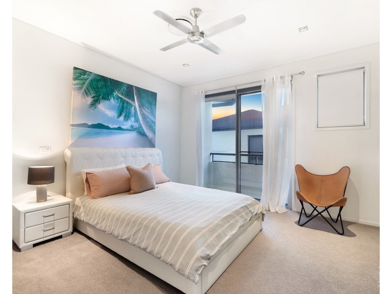 4 Westminster Court, Sovereign Islands QLD 4216