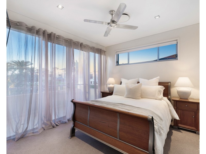 4 Westminster Court, Sovereign Islands QLD 4216