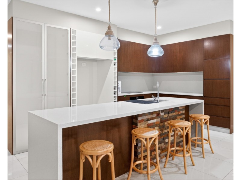 2243 Glengallon Way, Hope Island QLD 4212
