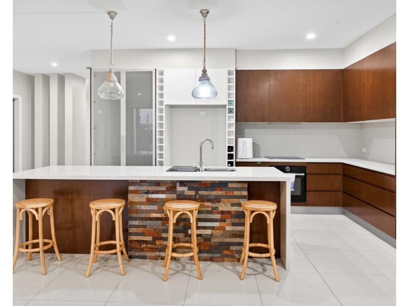 2243 Glengallon Way, Hope Island QLD 4212