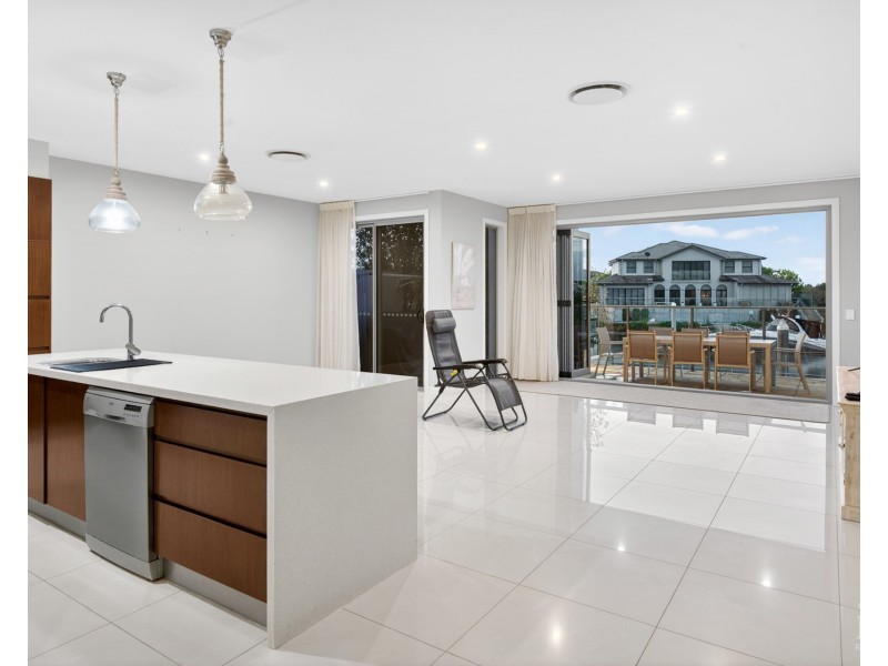 2243 Glengallon Way, Hope Island QLD 4212