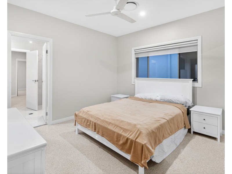 2243 Glengallon Way, Hope Island QLD 4212