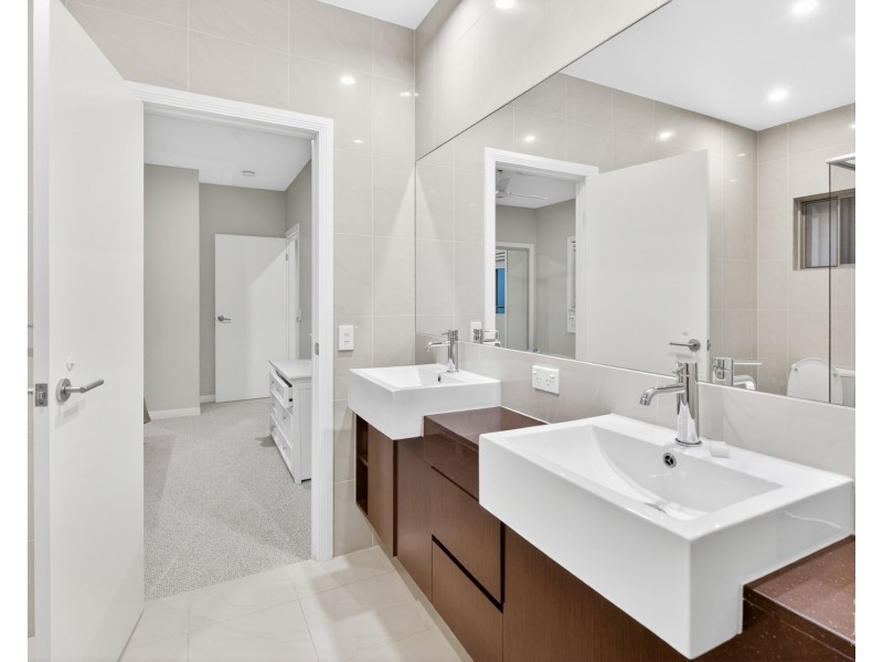 2243 Glengallon Way, Hope Island QLD 4212