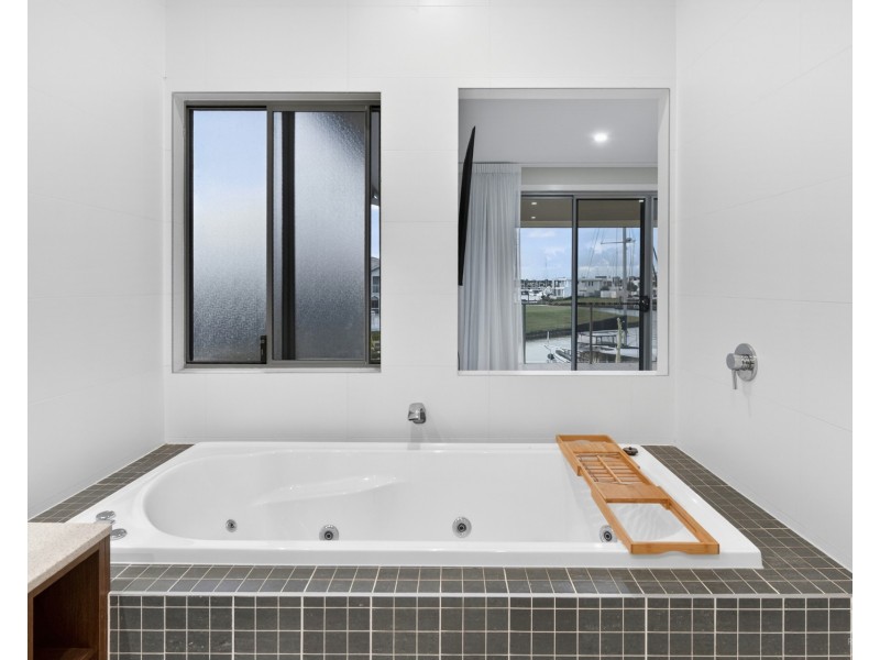 2243 Glengallon Way, Hope Island QLD 4212