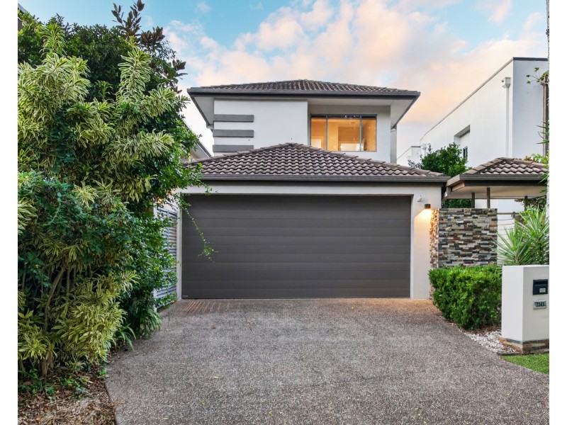 2243 Glengallon Way, Hope Island QLD 4212