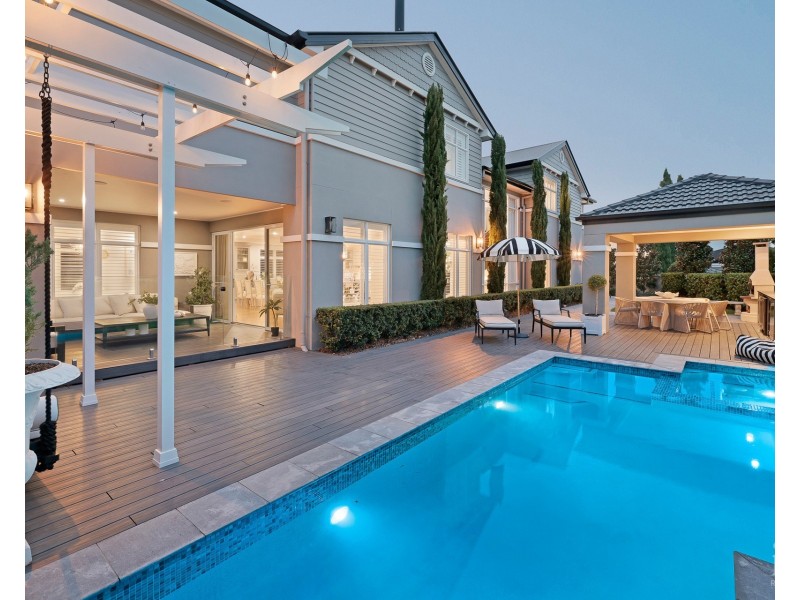 8 Queen Guineveres Place, Sovereign Islands QLD 4216