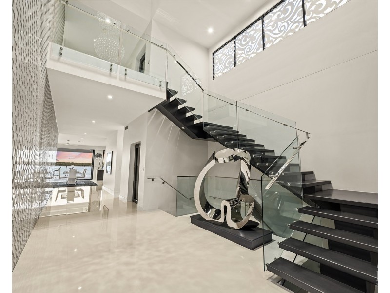 62 Knightsbridge Parade East, Sovereign Islands QLD 4216