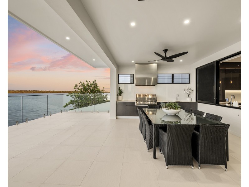 62 Knightsbridge Parade East, Sovereign Islands QLD 4216