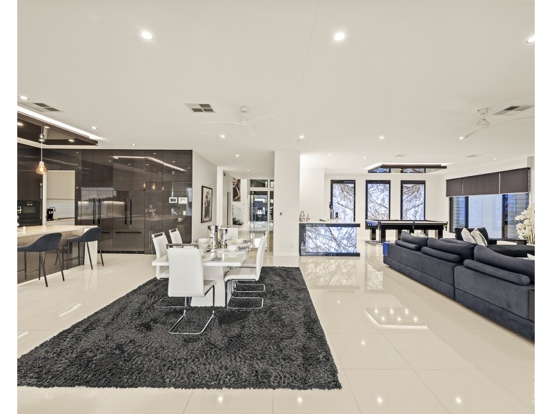 62 Knightsbridge Parade East, Sovereign Islands QLD 4216