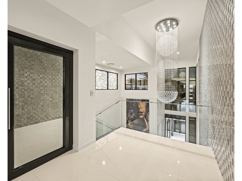 62 Knightsbridge Parade East, Sovereign Islands QLD 4216