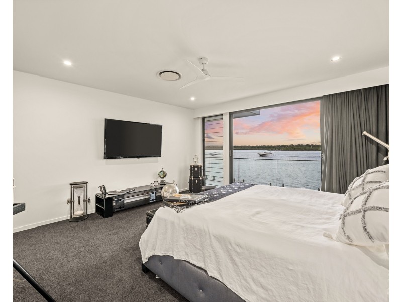 62 Knightsbridge Parade East, Sovereign Islands QLD 4216