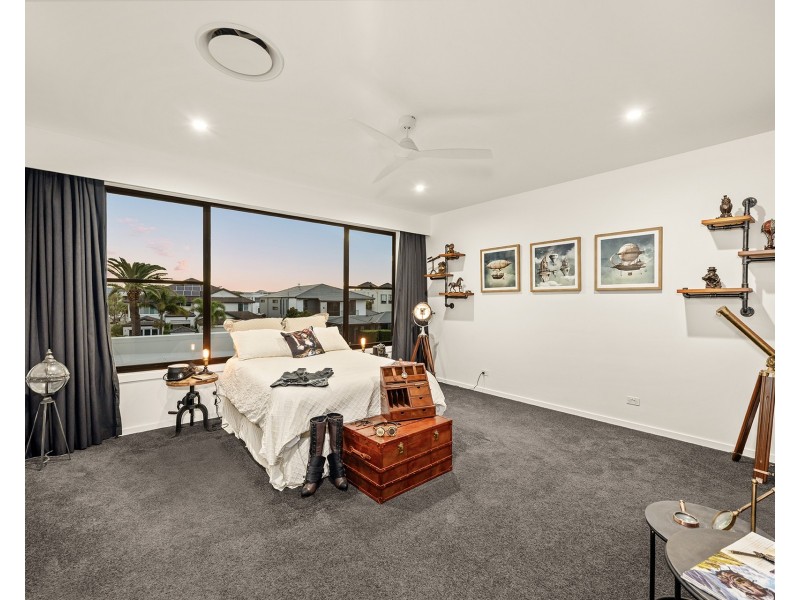 62 Knightsbridge Parade East, Sovereign Islands QLD 4216