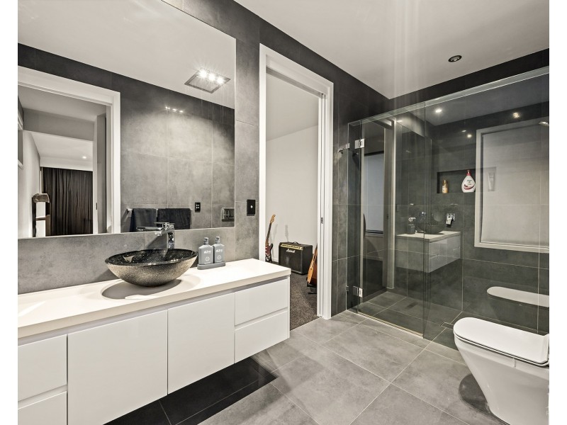 62 Knightsbridge Parade East, Sovereign Islands QLD 4216